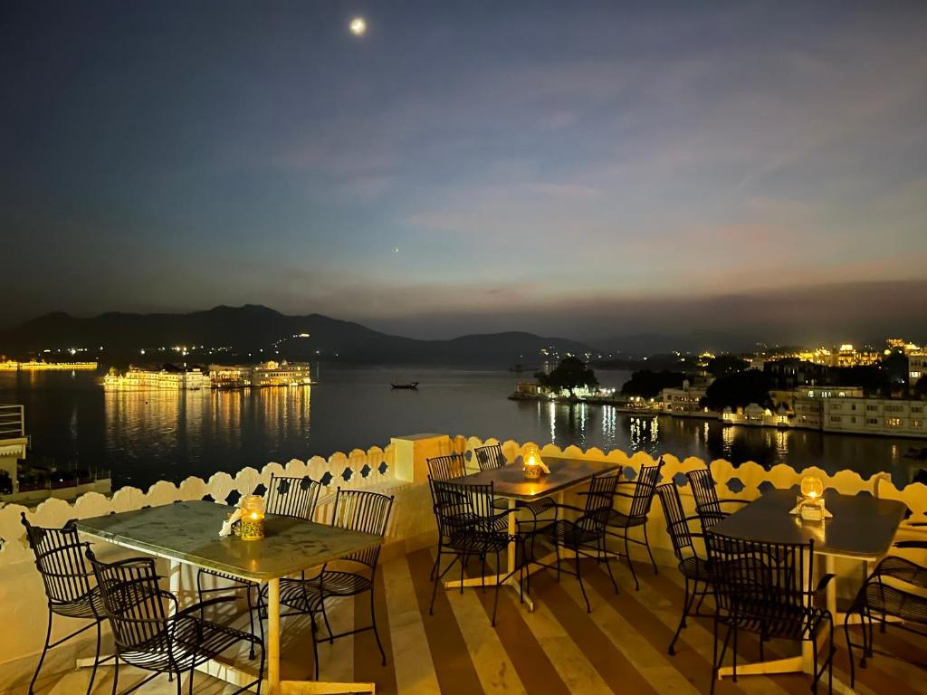 Jaiwana Haveli – A 400-Year-Old Gem by the Lake